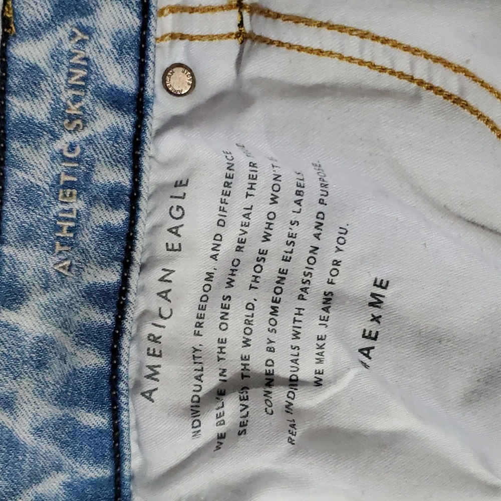 Men's light-washed, distressed jeans - Picture 3 of 4